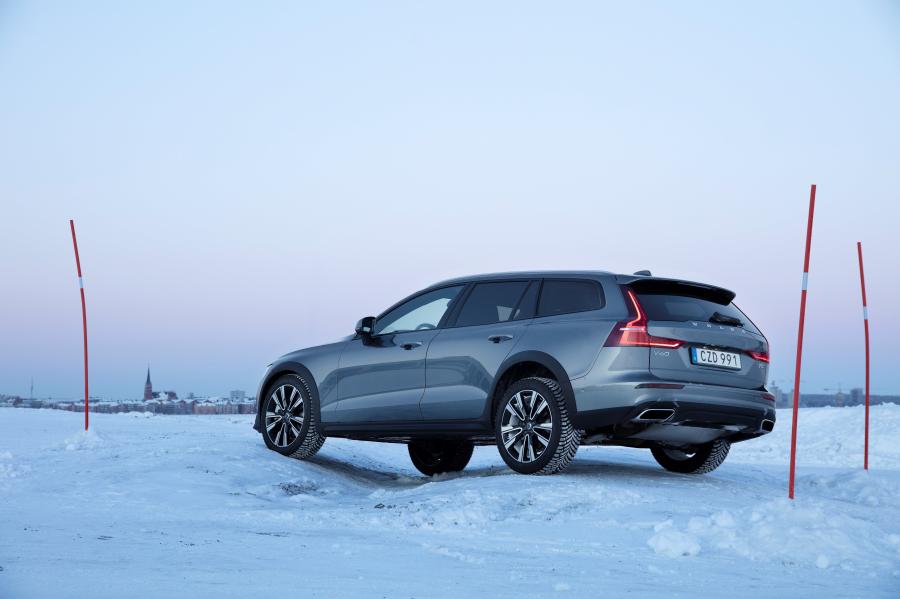  Volvo V60 T5 Cross Country 2018 года  (WW) (фото 30 из 44)